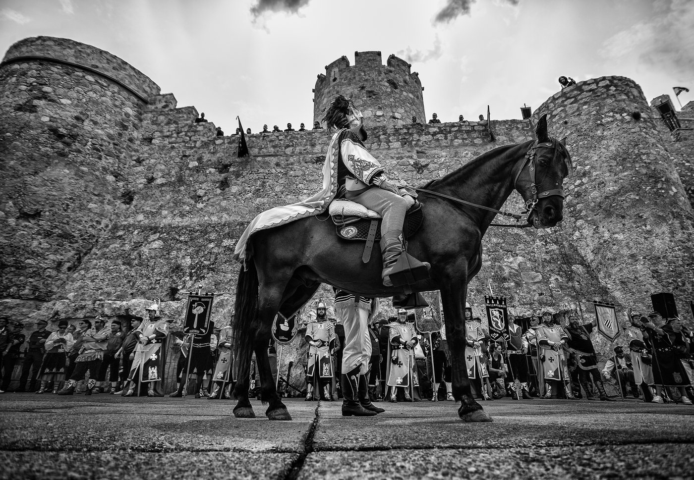 Embajada frente al Castillo de la Atalaya