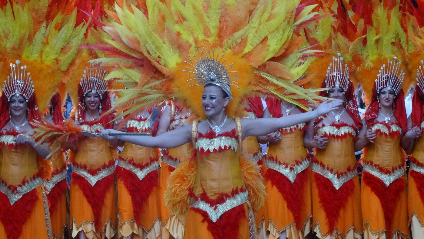 Desfile por las calles de Villena